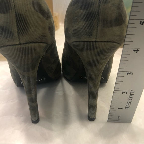 Gianni Bini Pumps, army green faint leopard print fabric, platform, Size 7 - Picture 11 of 16